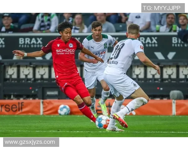 比勒菲尔德迎战门兴双方全力争胜展现足球魅力与激情 比勒菲尔德迎战门兴双方全力争胜展现足球魅力与激情