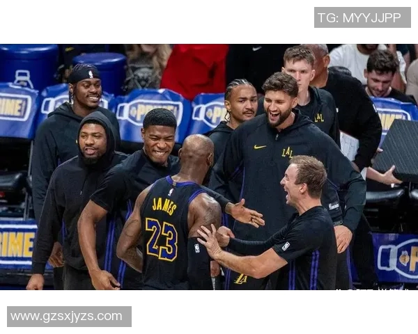 毒蛇队与南湾湖人队激战正酣争夺季后赛席位的关键之战 毒蛇队与南湾湖人队激战正酣争夺季后赛席位的关键之战