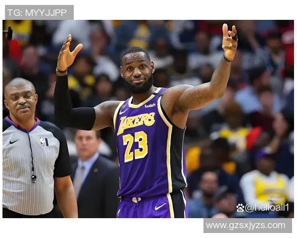 詹姆斯在湖人对热火的精彩扣篮瞬间引发全场欢呼与热烈讨论